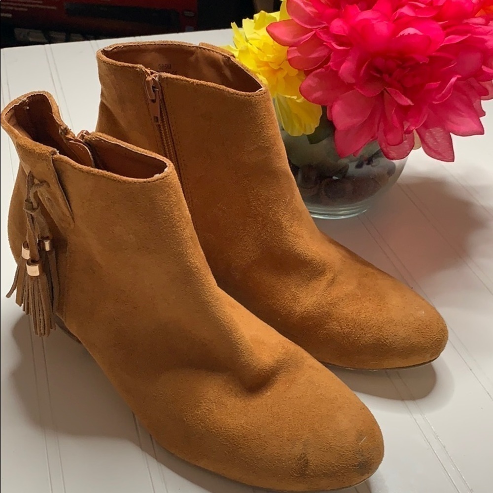 Freacesca’s Faux Suede Tan Ankle Boot - Sz 8.5. MCA1260C